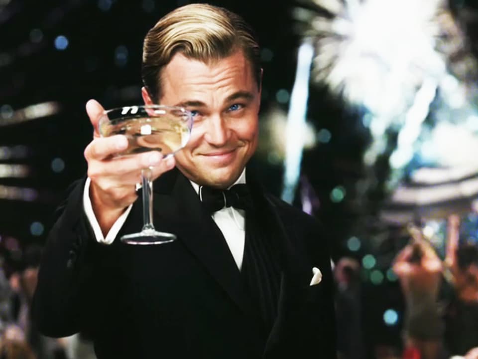 Filmszene: Der Gatsby (Leonardo DiCaprio) hebt ein Glas.