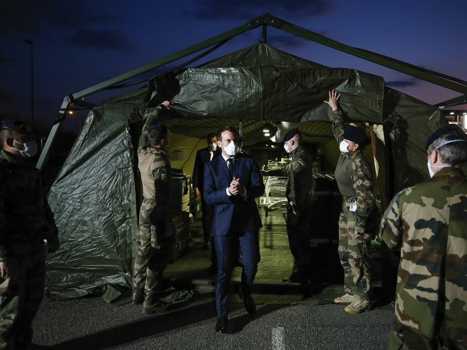 Macron zu Besuch im Militärspital