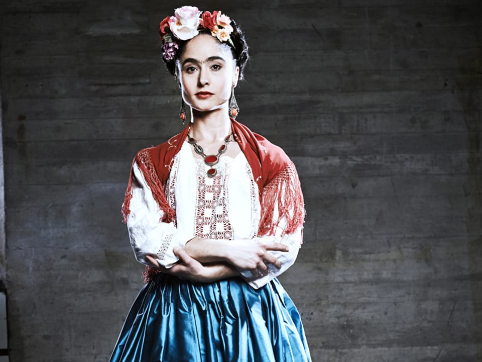 Schauspielerin als Frida Kahlo verkleidet