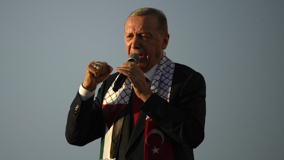 Erdogan bei einer Rede in Istanbul, mit Schal in türkischen und palästinensischen Farben, am 28. Oktober 