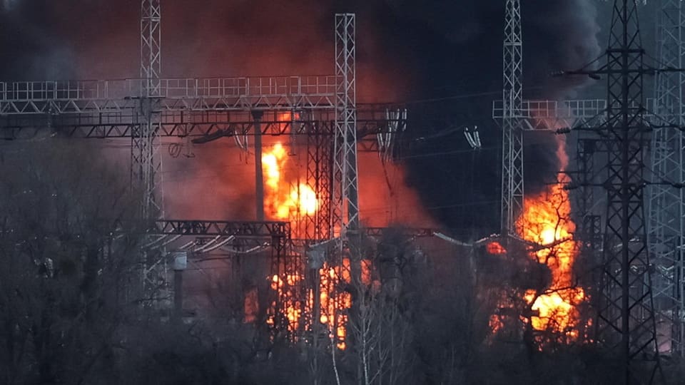 Rauch und Feuer rund um Hochspannungsleitungen in der Ukraine.