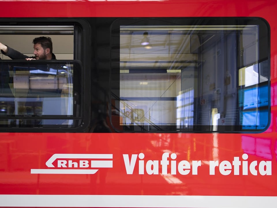 Blick auf abfahrenden roten RHB-Zug