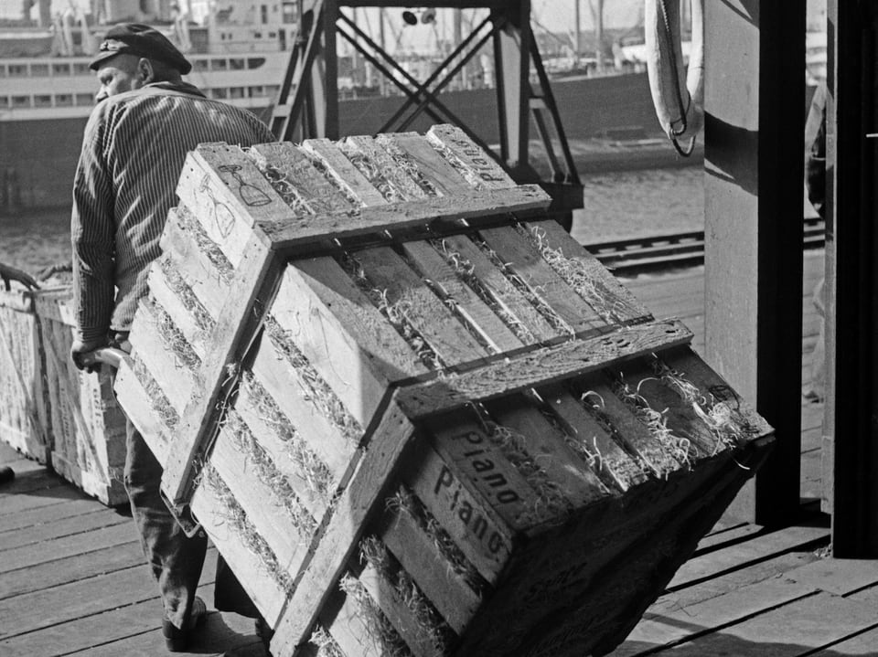 Ein Arbeiter im Hafen von Hamburg, Deutschland 1930er Jahre. 
