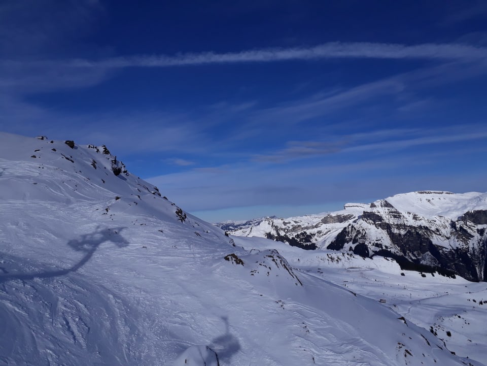 Verschneite Skipisten in Grindelwald, es herrscht Sonnenschein.