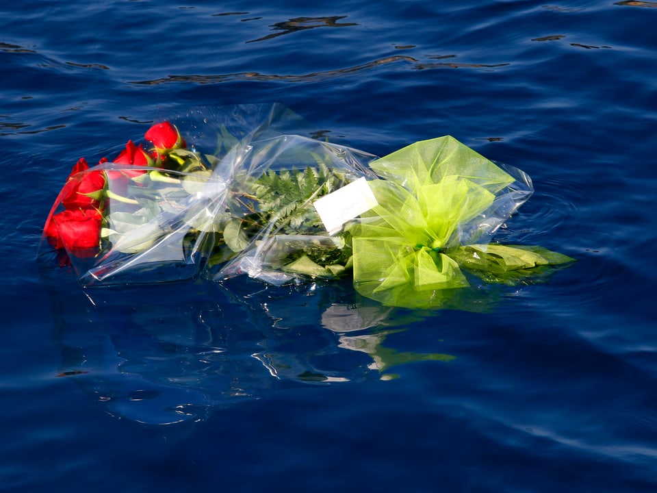 Blumen schwimmen auf dem Wasser