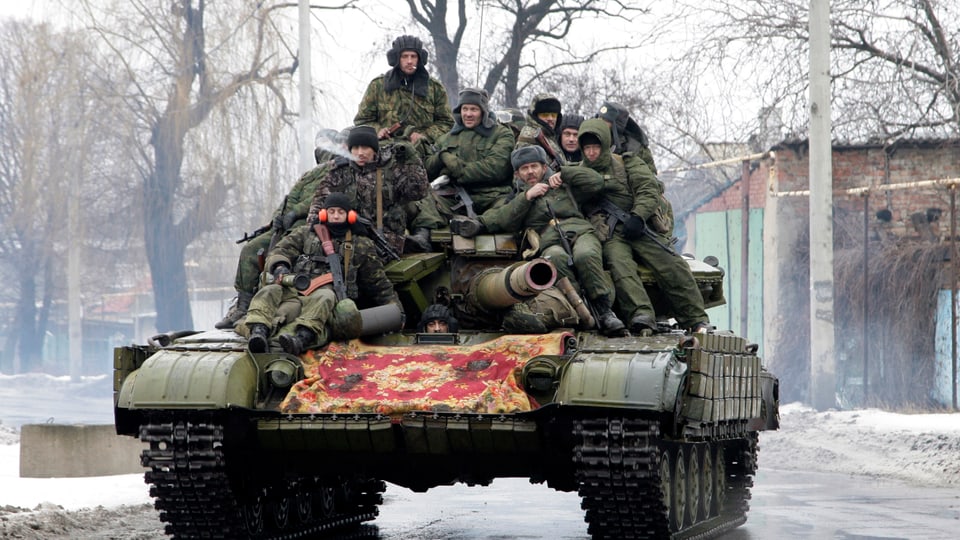 Soldaten sitzen auf einem Panzer