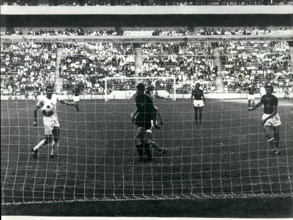 Vor 75'000 Zuschauern im Aztekenstadion schlagen die Ungarn im Olympia-Final 1968 Bulgarien mit 4:1. 