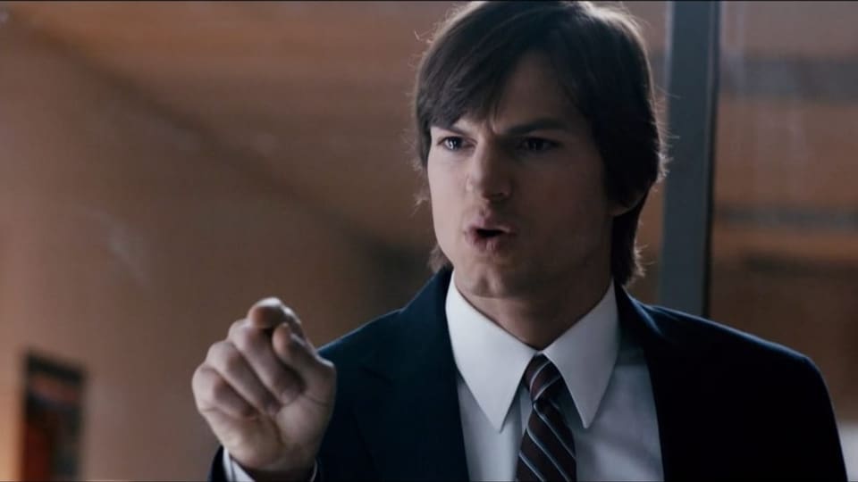 Ashton Kutcher zeigt wütend mit dem Finger.