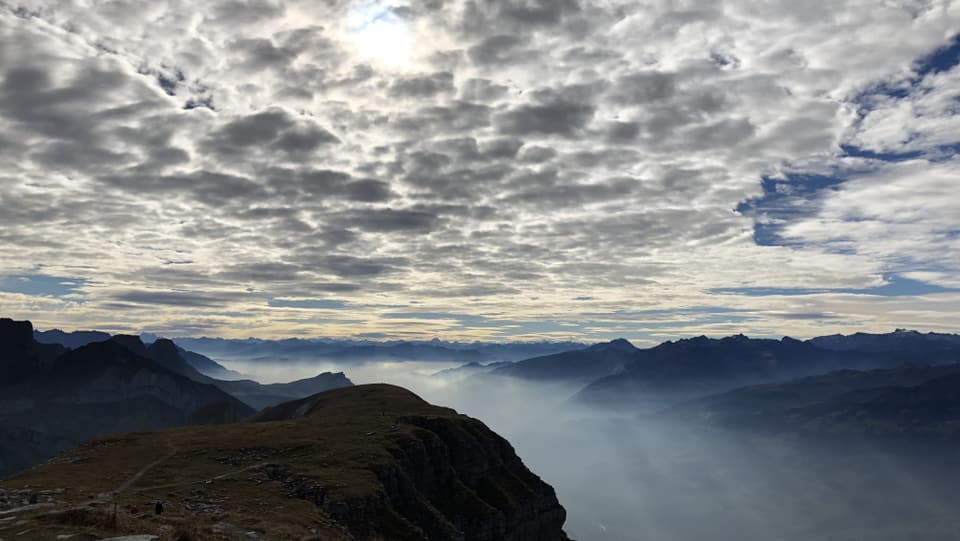 Am Sonntagvormittag hatte es über den östlichen Alpen Wolkenfelder. Blick vom Chäserrugg auf das Seeztal.