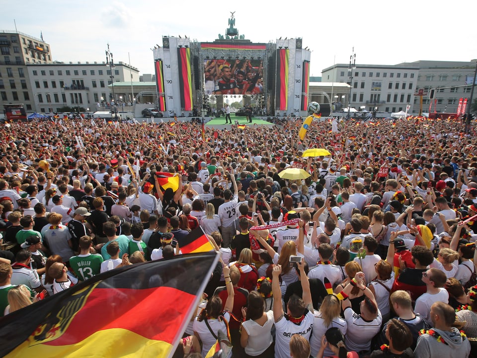 Tausende Fans am Brandenburger Tor.