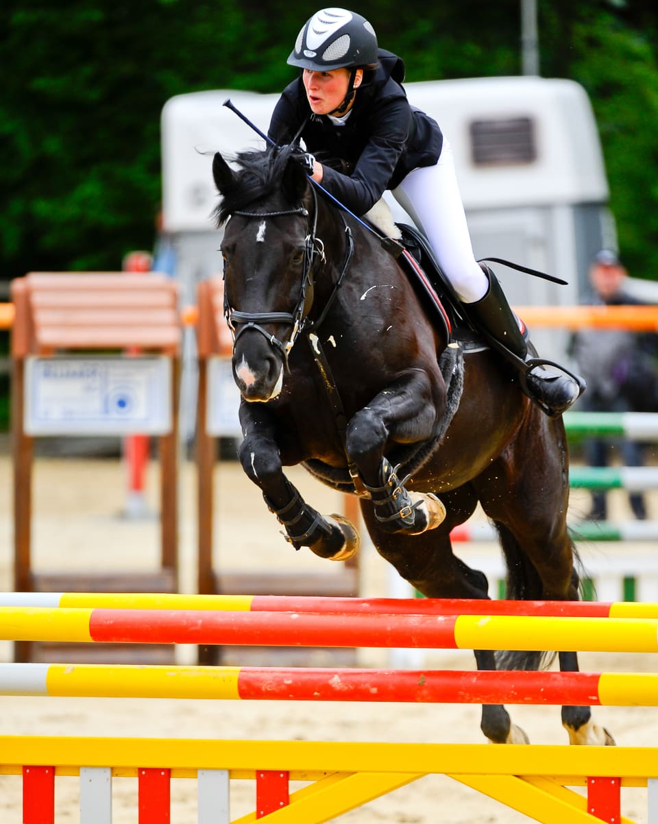 Mirjam Dobler springt mit ihrem Pferd über eine Hürde