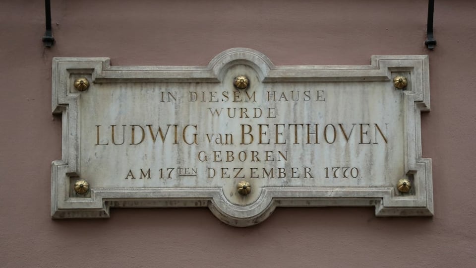 Marmor-Stein mit der Aufschrift: In diesem Hause wurde Ludwig van Beethoven geboren. 