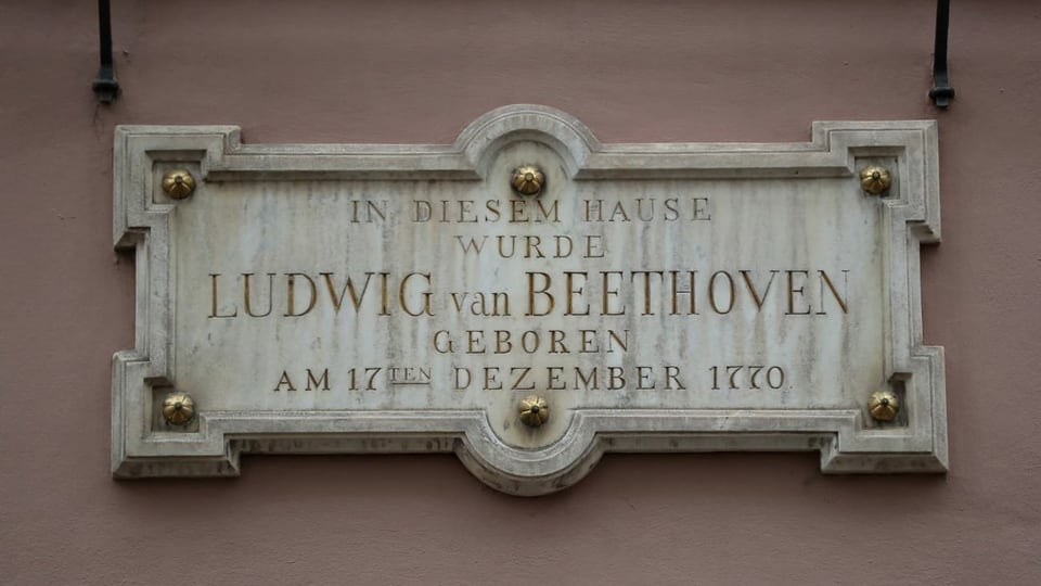 Marmor-Stein mit der Aufschrift: In diesem Hause wurde Ludwig van Beethoven geboren.