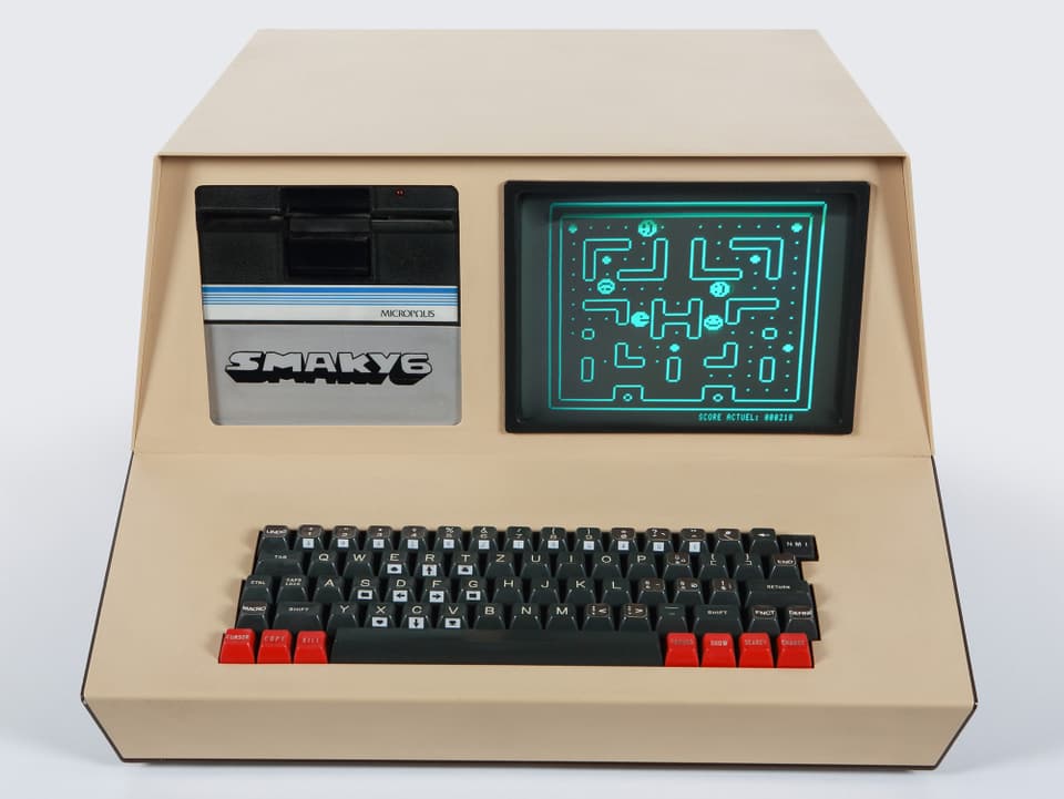 Sehr alter Computer namens «Smaky6» mit einem Videospiel, das an Packman erinnert