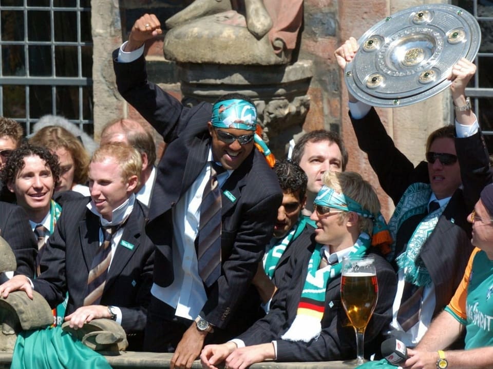 Sie stürzten sich mit der Meisterschale in Schale Werder-Spieler feiern eine ausgelassene Meisterparty.