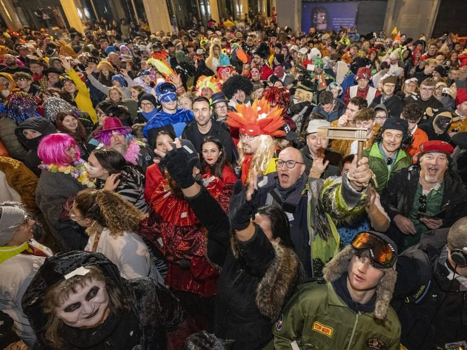 Menschen in bunten Kostümen feiern in der Altstadt.