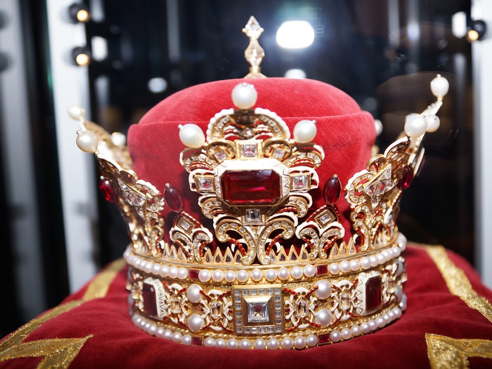 Eine mit Diamanten und Perlen verzierte Krone.