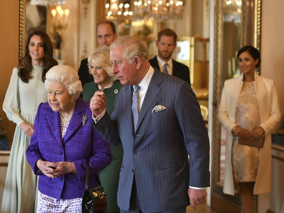 Königlichen Familie läuft hinter der Queen.
