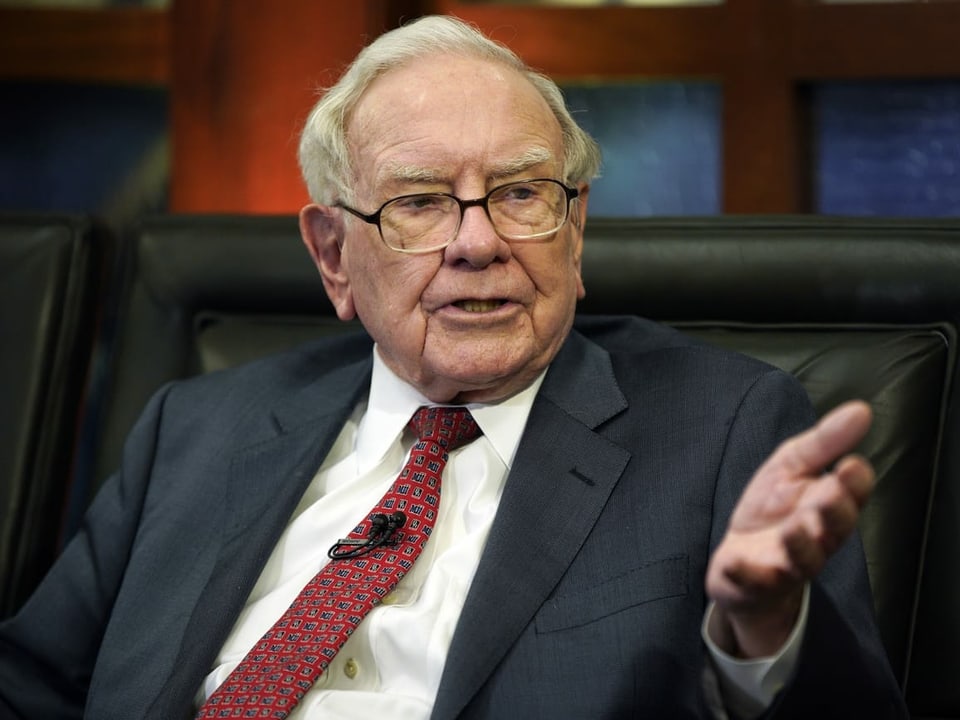 Buffett gestikuliert mit der linken Hand, während er spricht.