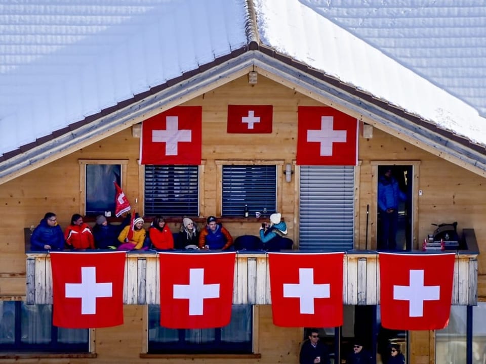 Schweizer Fahnen an einem Chalet.