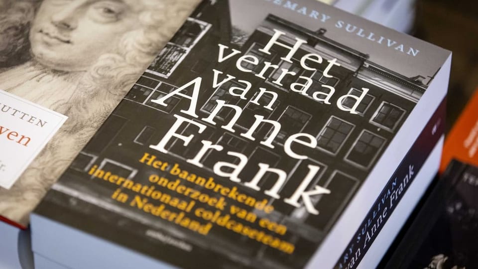 Ein Buch lied about it in Theke.