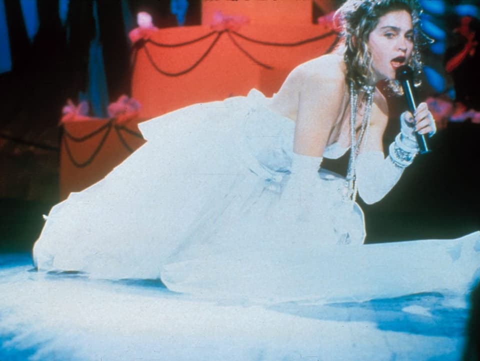 Madonna im Jahr 1984 bei den VMAs im weissen Hochzeitskleid auf der Bühne