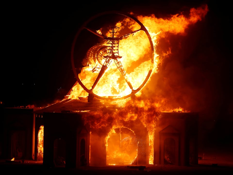 Die Holzfigur des Burning Man steht in Flammen.