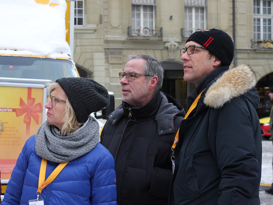 Reporterin Ladina Spiess und Moderator Christian Zeugin mit dem Berner Stadtpräsidenten Alexander Tschäppät auf dem Münsterplatz.
