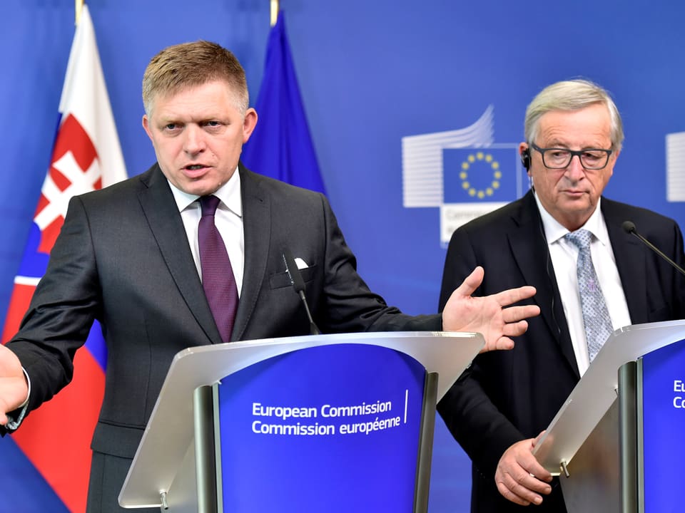 Auch Premier Fico (neben EU-Kommissionspräsident Jean-Claude Juncker) 