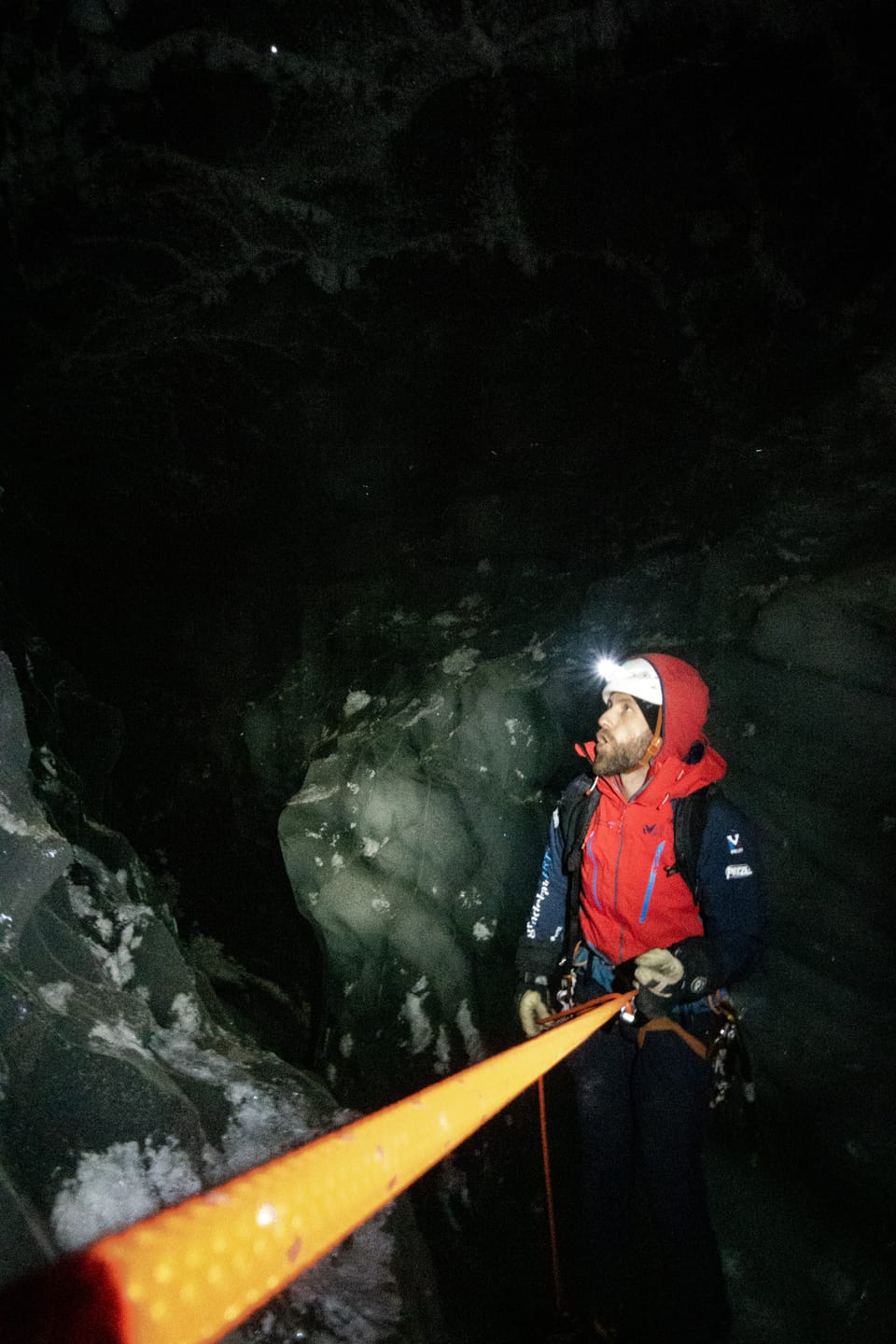 Schwarzes Eis wird von Lampen angestrahlt