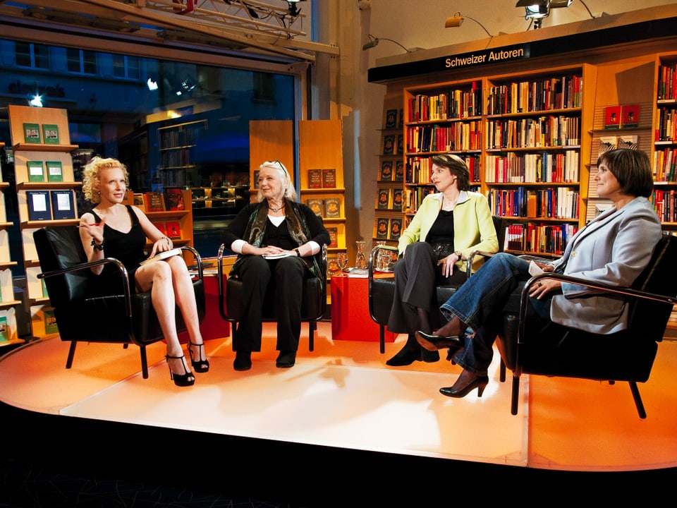 Vier Frauen sitzen auf der Bühne und diskutieren.