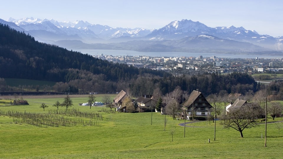 Das Bild macht den Kontrast Stadt-Land sichtbar.