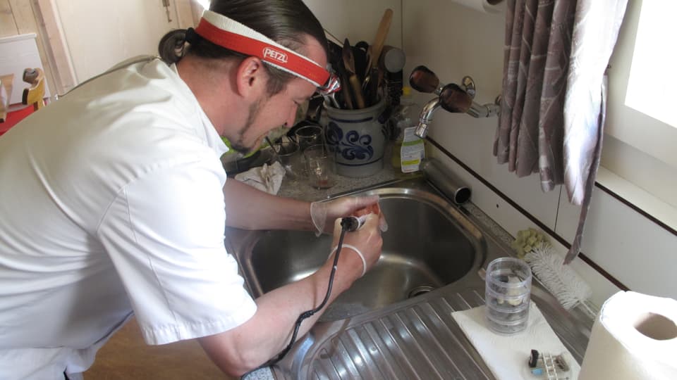 In der Küche setzt Michael Keller seine Fräse in Betrieb.