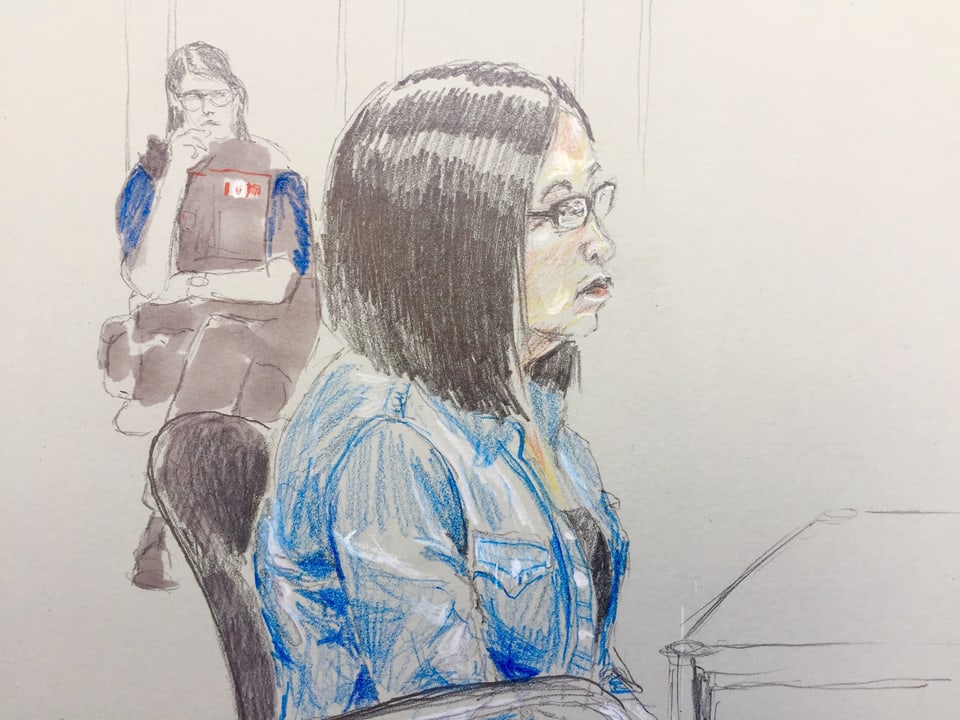 Zeichnung aus dem Gerichtssaal: die angeklagte Frau und im Hintergrund eine Polizistin