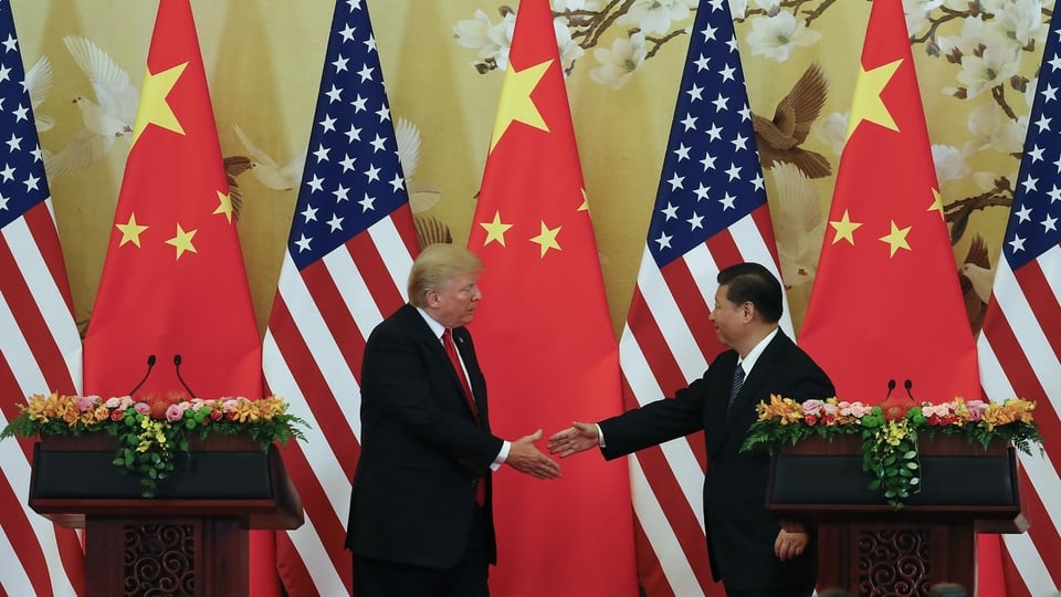 Archivbild: Trump und Xi reichen sich die Hand.