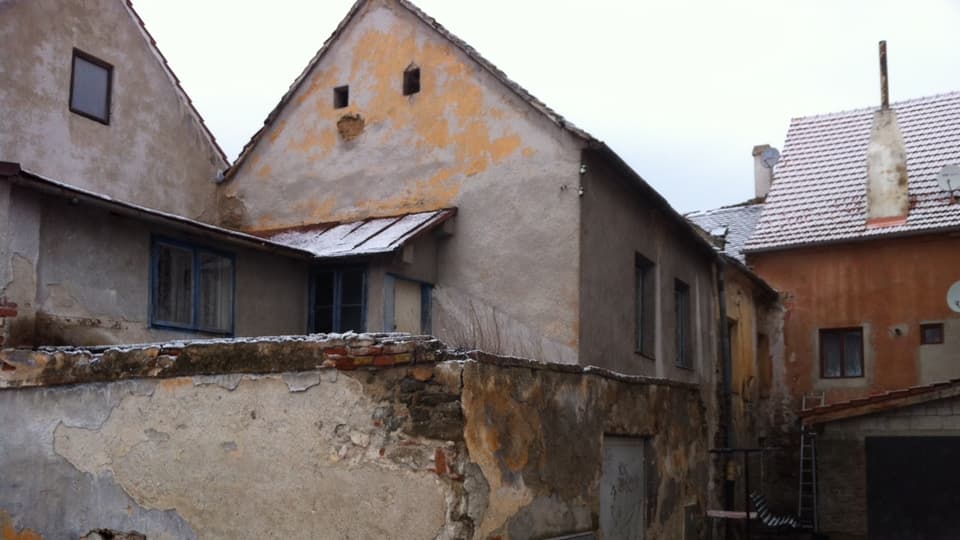 Heruntergekommene Bauten auf dem Weg nach nove Mesto.