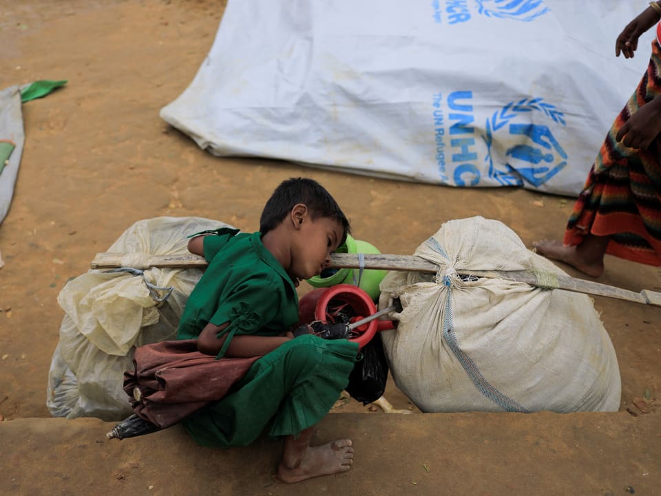 Ein Rohinyga-Mädchen schläft in einem Flüchtlingslager. 