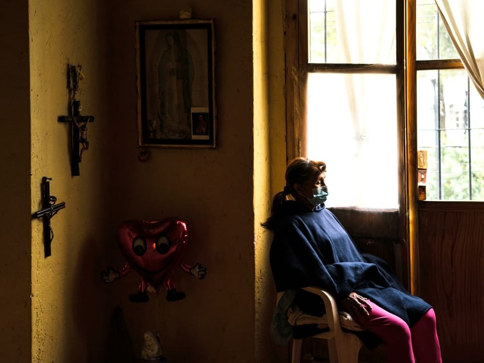 Eine Bewohnerin des «Casa Xochiquetzal» sitzt am Fenster.