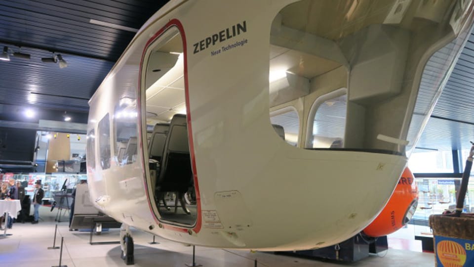 Kabine eines Zeppelins in einer Ausstellungshalle