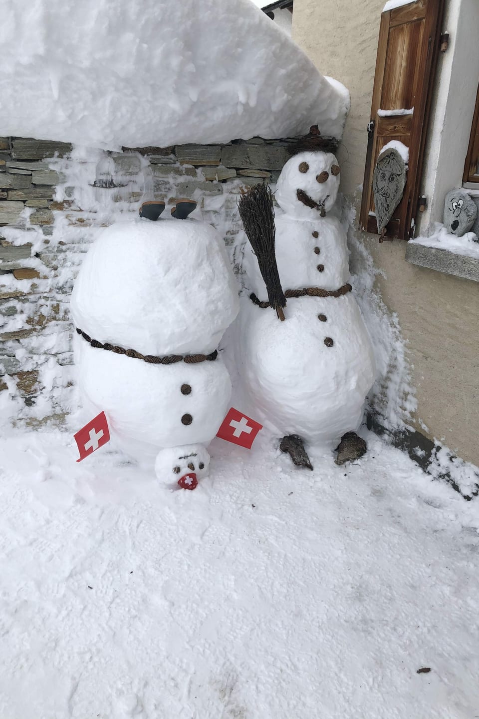 Schneemänner mit Schweizer Flagge