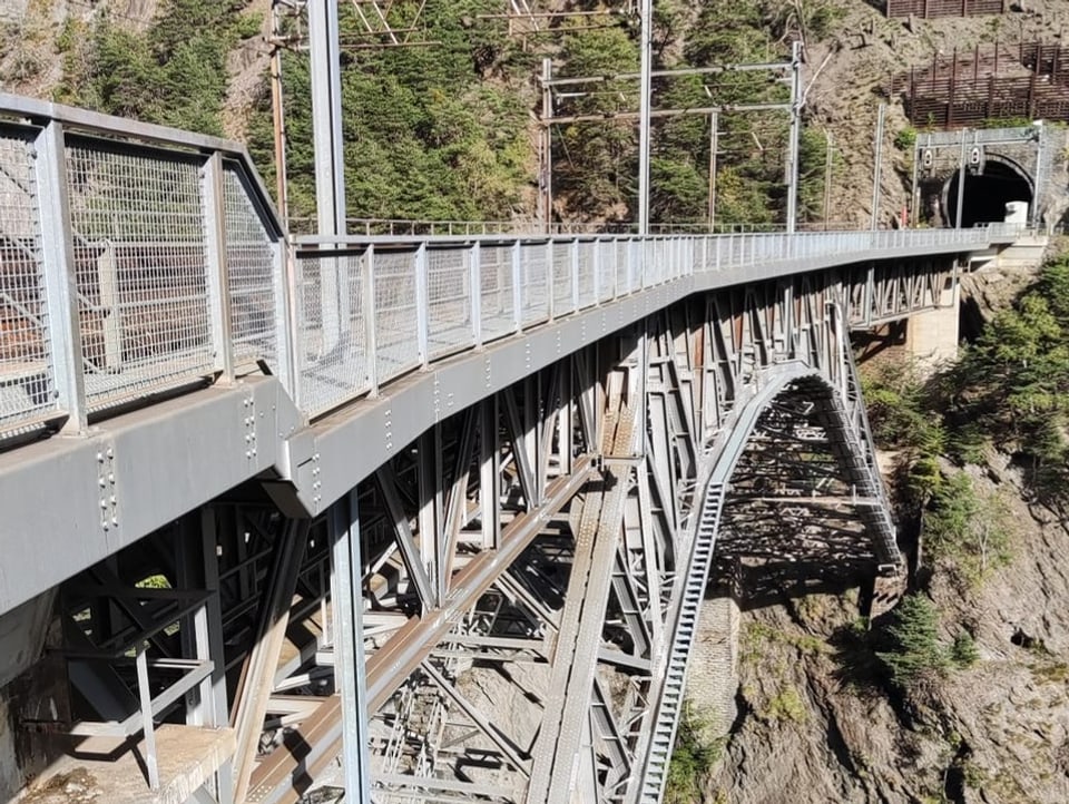 Eisenbahnbrücke aus Stahl in den Bergen.
