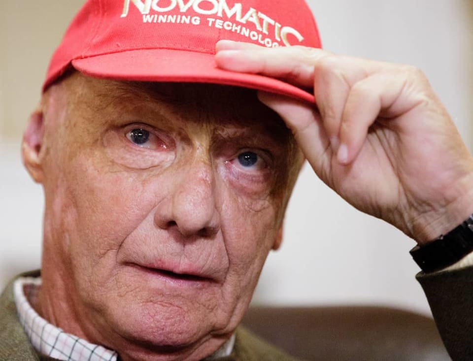 Rennfahrer Niki Lauda mit Mütze