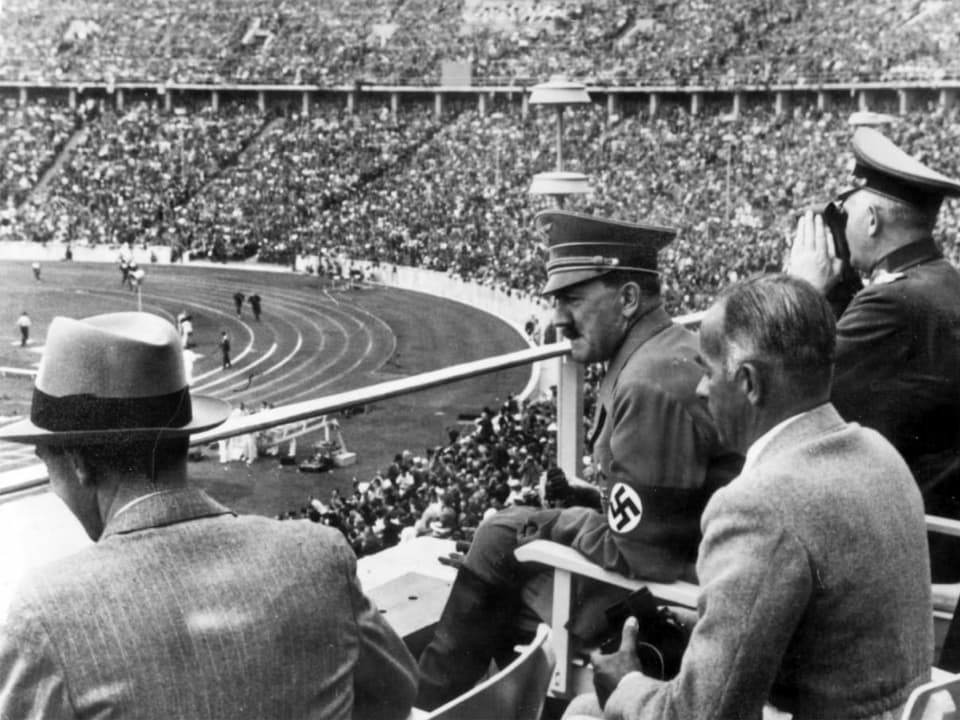 Adolf Hitler mit Entourage im Berliner Olympiastadion, 1936