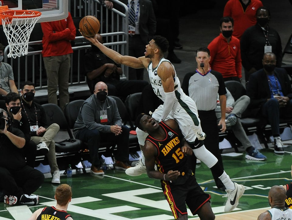 Chancenlos Bucks-Star Giannis Antetokounmpo überflügelt Clint Capela in Spiel 2.