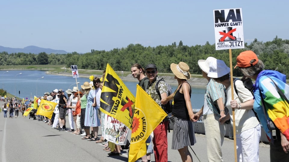 2011: Mit einer Menschenkette protestieren Atomkraft-Gegner vor dem Kraftwerk Fessenheim. 