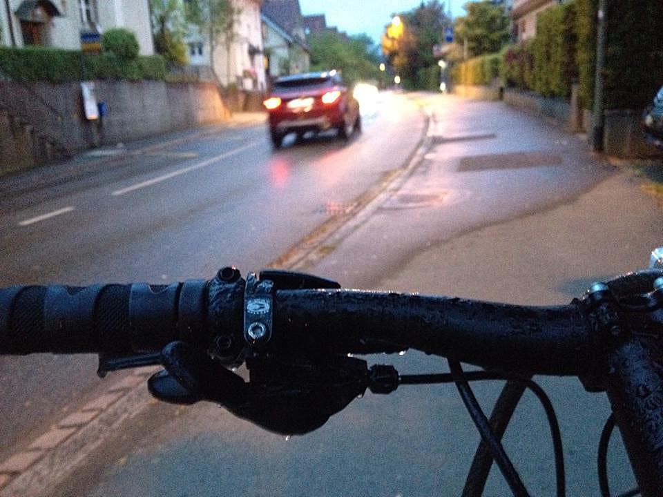 Blick über den Velolenker auf die Strasse.