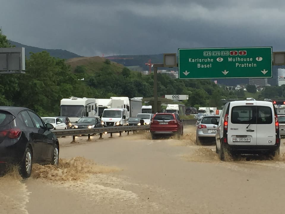 Nach heftigen Gewittern stand in der Region Basel die Autobahn unter Wasser. 