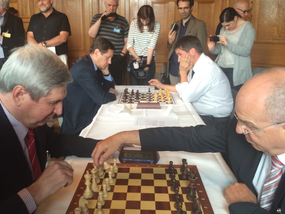 Langer Tisch, vorne spielt Bundesrichter Ulrich Meyer, hinten Christian Levrat gegen russische Kontrahenden.