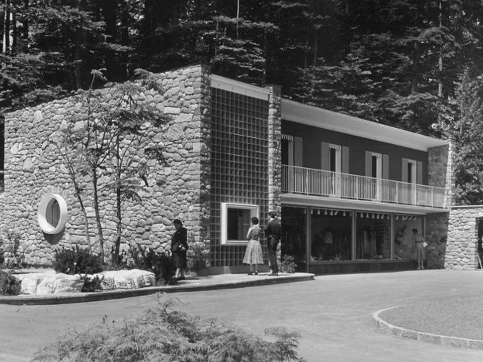 Eine schwarzweiss Fotografie eines Gebäudes im Stil der 50er Jahre.