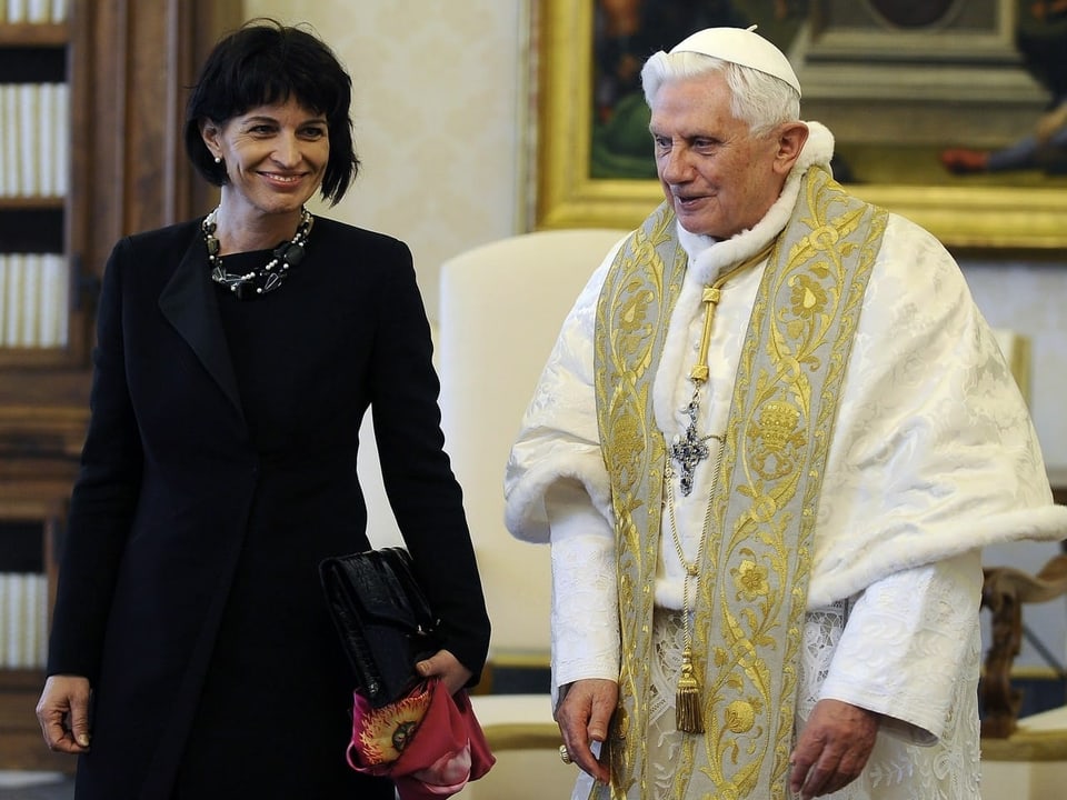 Beide lächeln. Leuthard trägt schwarz, der Papst weiss und gold.